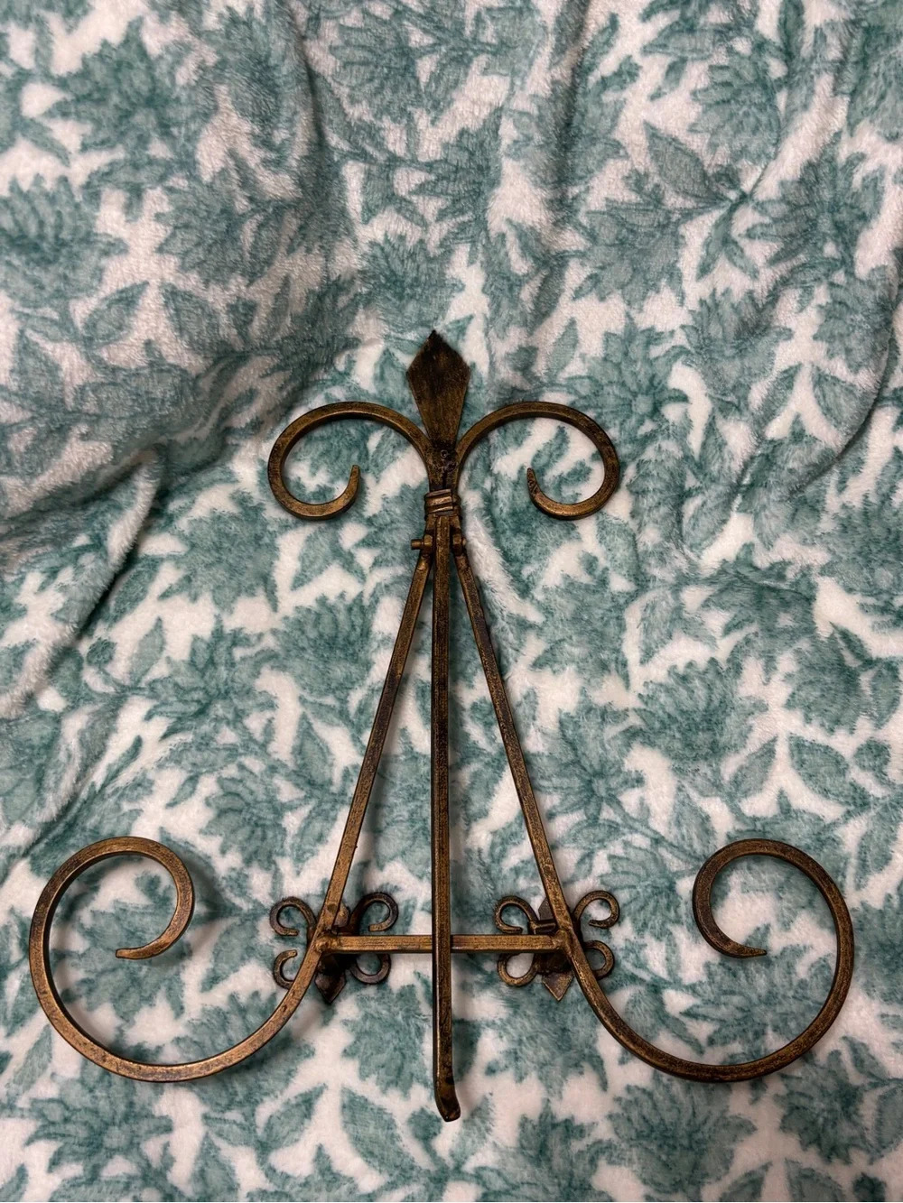Decorative Metal Easel in Antique Bronze 12”x11”x7”. Holds plates / Art / Books